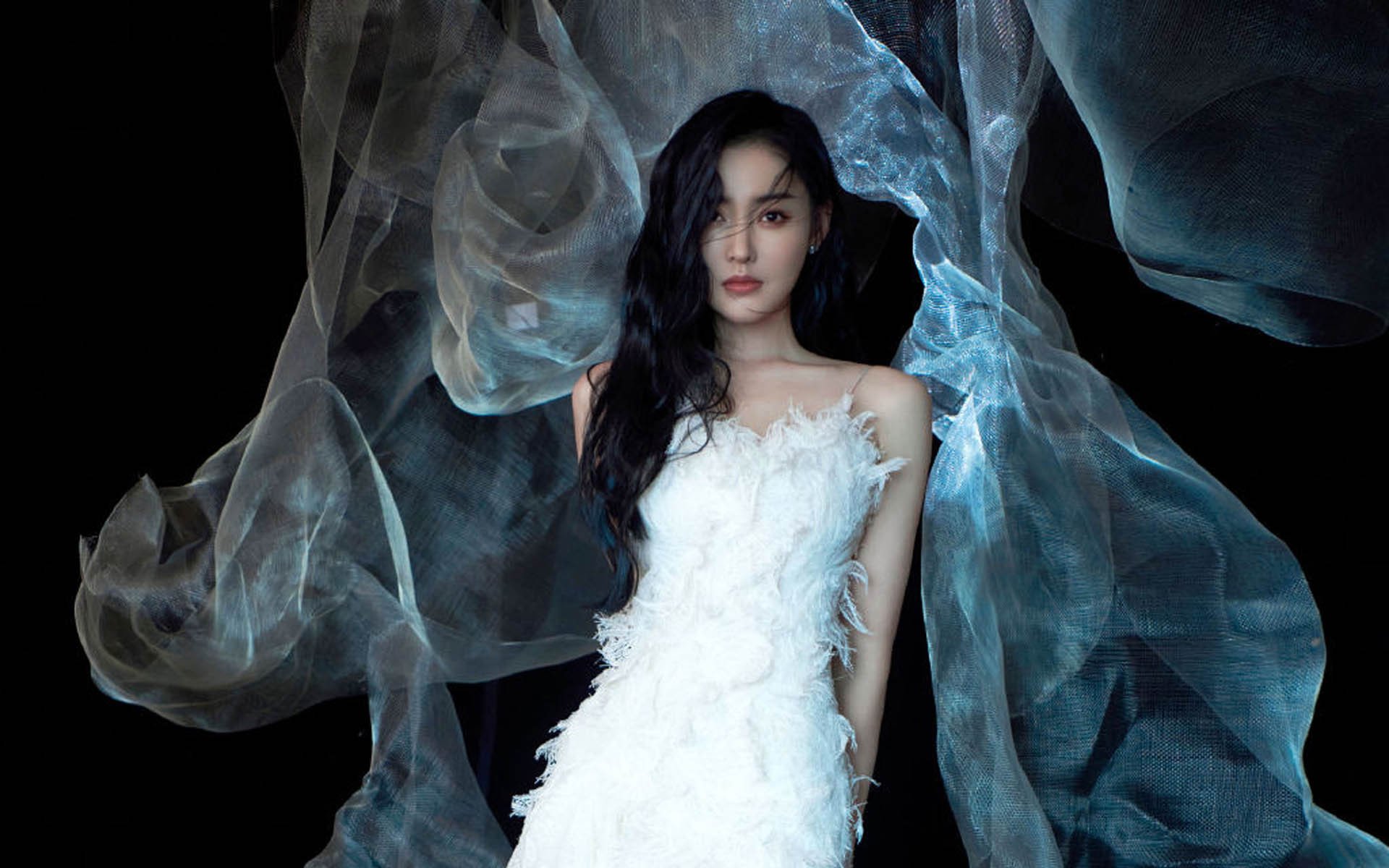 以“体育+文化+旅游”为核心的新型体育产业链日益成熟，体育旅游带动的行业